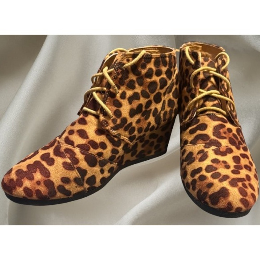 Lov Mark Skye Leopard Suede Wedge Booties Lace Up Chukka Boots Women Size 9